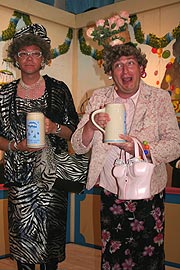 Waltraud und Mariechen mit neuem Oktoberfest Masskrug 2006 (Foto: Marikka-Laila  Maisel)